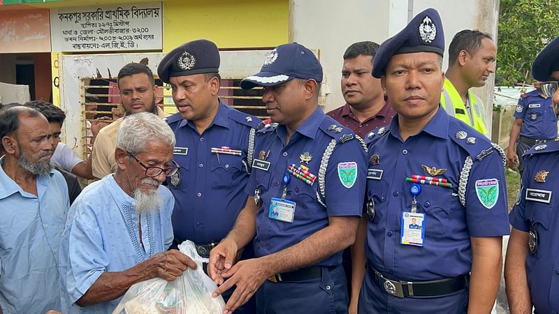 মৌলভীবাজারের কনকপুর এলাকায় ত্রাণ বিতরণ করেন পুলিশের সদস্যরা